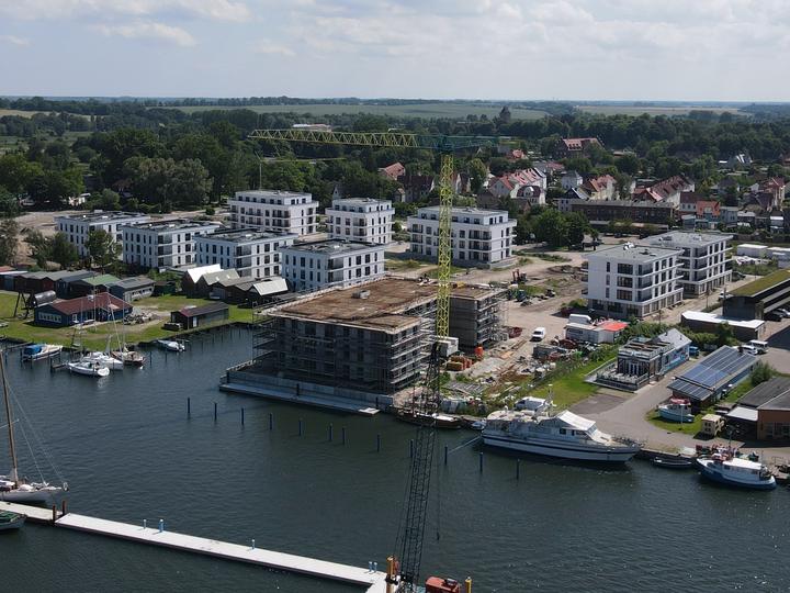 Yachthafen Barth, Baufortschritt Juli 2024: Fassade und Ausbau