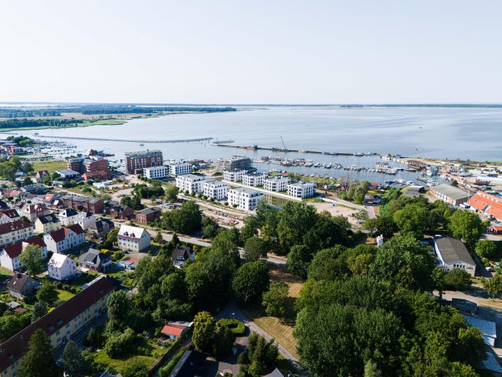 Yachthafen Barth, Baufortschritt Juli 2025: Fertigstellung und Außenanlagen